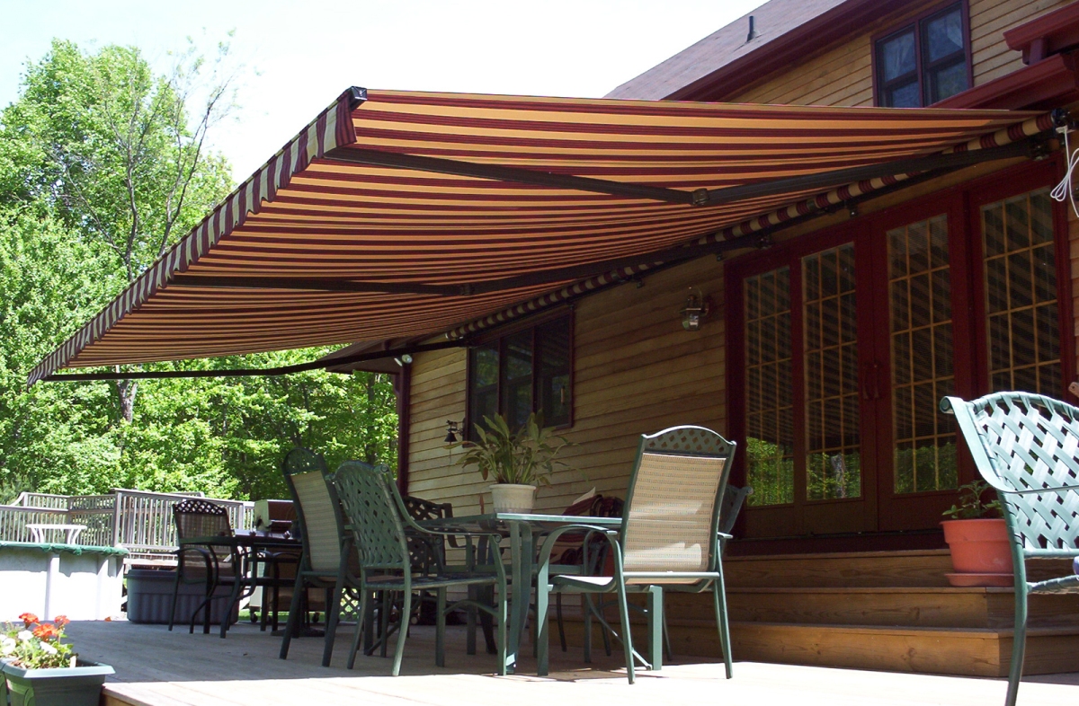 retractable awning outside restaurant